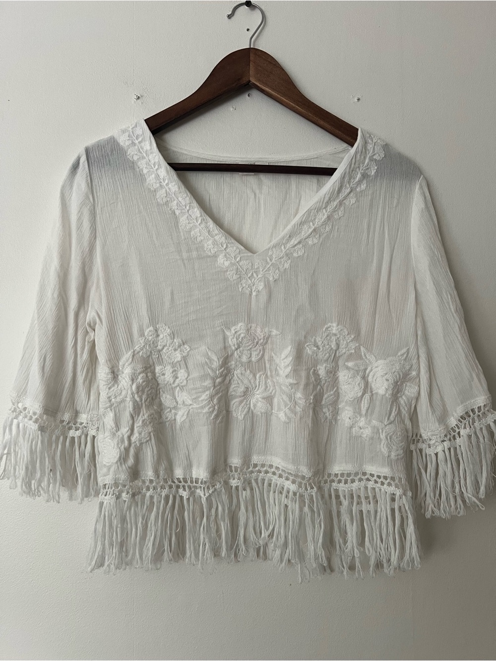 Melrose and Market Women’s White boho Festival Floral Embroidered Fringe Top, S